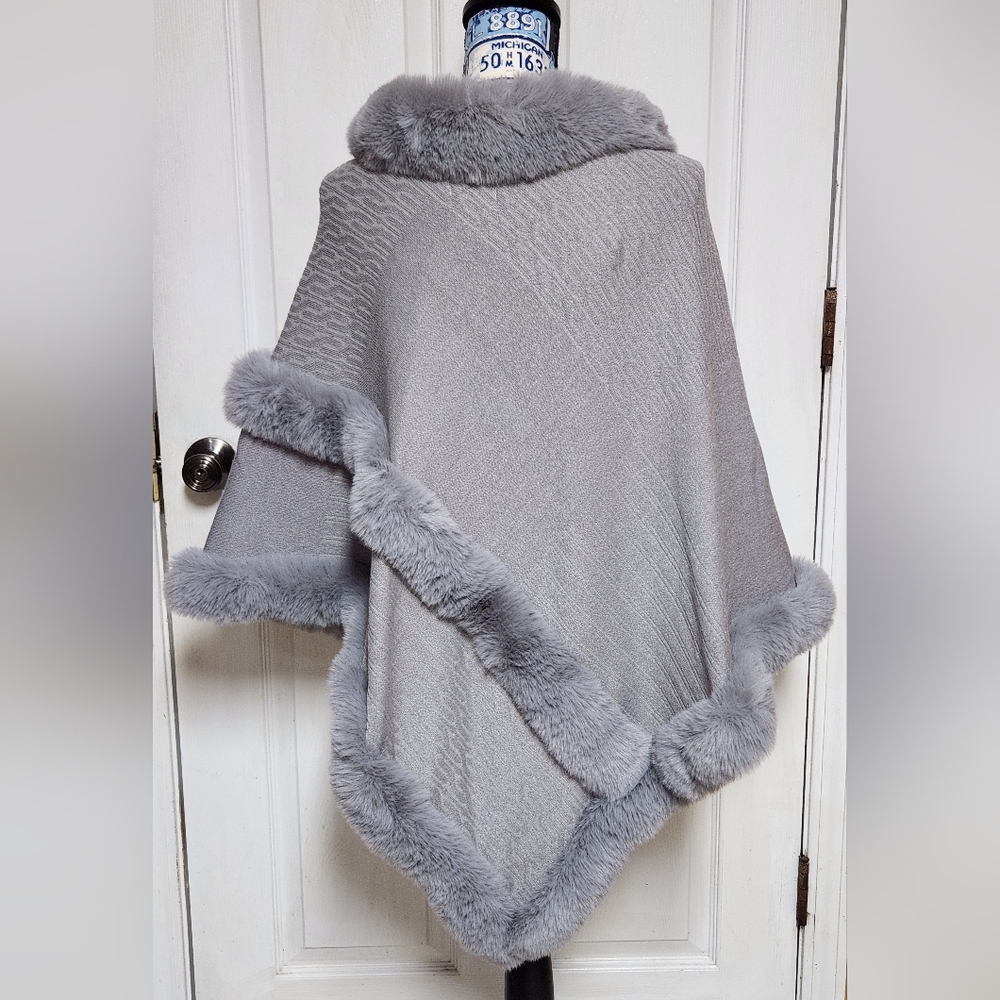 Le Moda One Size Cape Wrap Grey, Faux Fur Trim Knit Shawl Poncho One Size - Picture 3 of 4
